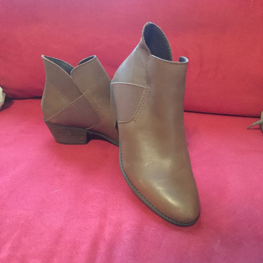 ME TOO BROWN BOOTIES SIZE 7.5